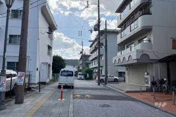 敷地西側の前面道路（北側から）