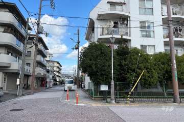 敷地西側の前面道路（南側から）