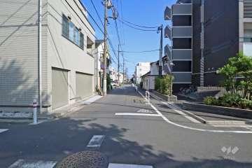 敷地北東側の前面道路(北西側から)