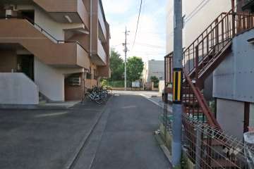 敷地南西側の通路（北西側から）