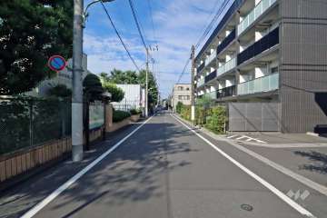 敷地北西側の前面道路（南西側から）