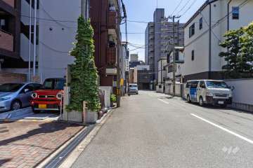 敷地北西側の前面道路（北東側から）