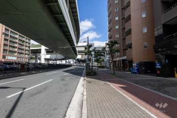 敷地南西側の前面道路（南東側から）