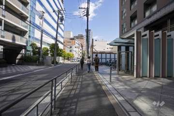 敷地北西側の前面道路（南西側から）