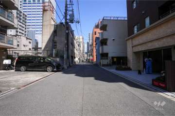 敷地北西側の前面道路（南西側から）