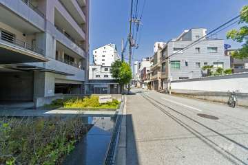 敷地南東側の前面道路（南西側から）