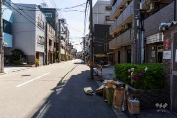 敷地南東側の前面道路（北東側から）