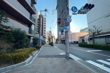 敷地南東側の前面道路（南西側から）