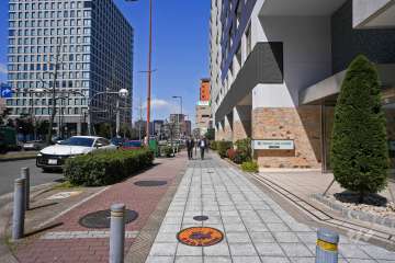 敷地南西側の前面道路（南東側から）