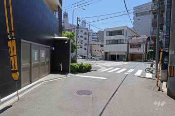 敷地西側の前面道路
