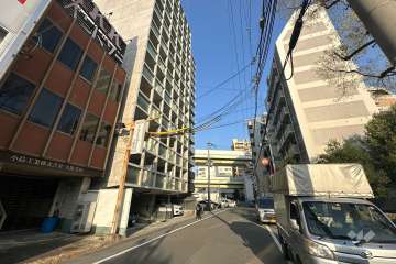 敷地南西側の前面道路（北西側から）