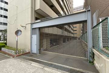 駐車場出入り口（リングシャッター付き）