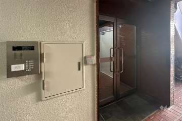 エントランスはオートロック付きです