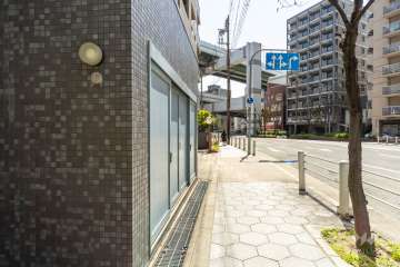 敷地の南西側前面道路（北西側から）