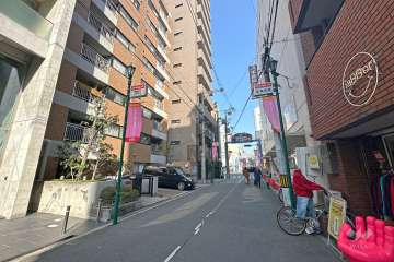 敷地南側の前面道路（西側から）