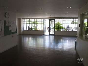 南面に大きな窓がある開放感のあるエントランスホール