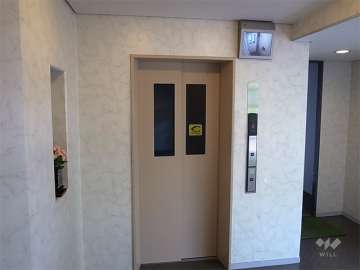 エレベーターにはモニターが付いています。