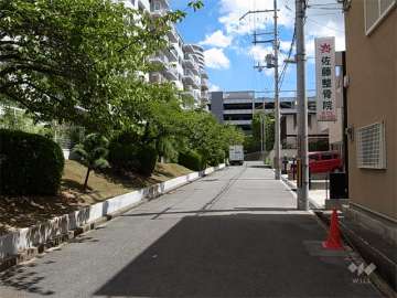 敷地南側の前面道路。周辺は区画の整った住宅地です。