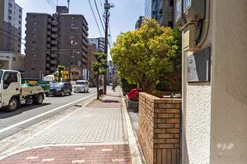 敷地の南東側前面道路（北東側から）
