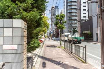 敷地の南東側前面道路（南西側から）