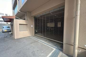 屋内駐車場出入り口（リングシャッター付き）