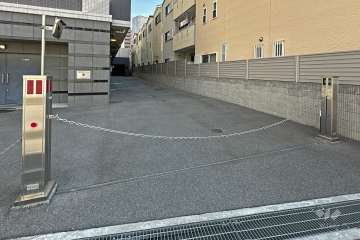 駐車場出入り口（ロボットゲート付き）