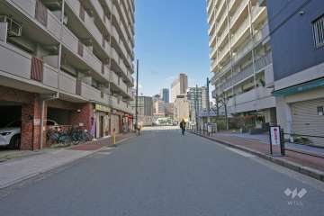 敷地の東側前面道路は越中橋筋です（南側から）。