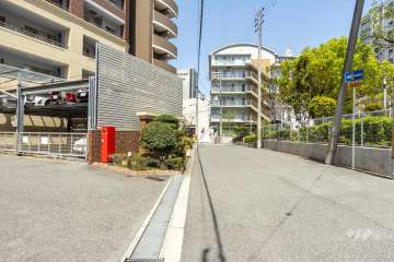 敷地の東側前面道路（南側から）