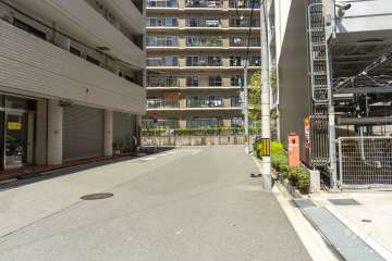 敷地の南西側前面道路（南東側から）