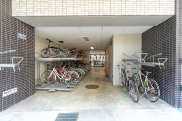 屋内に設けられた駐輪場