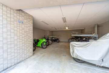 屋内に設けられたバイク置き場