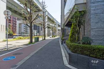 敷地の北東側前面道路（北西側から）