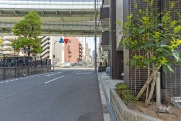 敷地の北西側前面道路（南西側から）