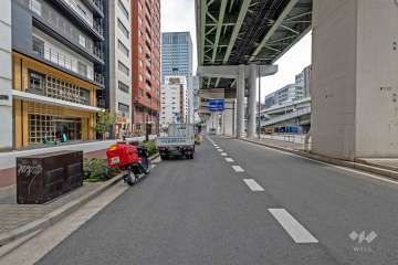 敷地の南側前面道路は中央大通です（西側から）。