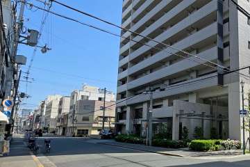 敷地西側の前面道路