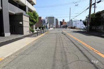 敷地西側の前面道路（北側から）