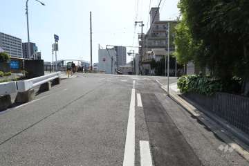 敷地南側の前面道路（東側から）