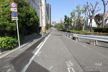 敷地南側の前面道路（西側から）