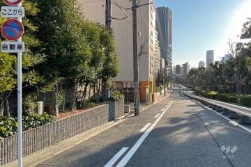 敷地南東側の前面道路（南西側から）