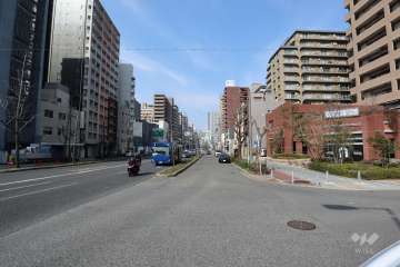 敷地西側の前面道路（なにわ筋）