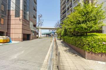 敷地西側の前面道路（南側から）
