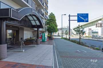 敷地北側の前面道路（東側から）