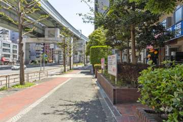 敷地東側の前面道路（北側から）