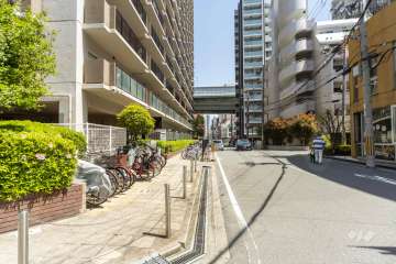 敷地南側の前面道路（西側から）