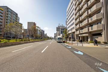 敷地の南側前面道路は長堀通です（東側から）。