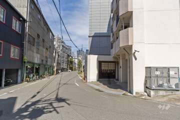 敷地北西側の前面道路（南西側から）
