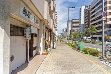 敷地南東側の前面道路（南西側から）