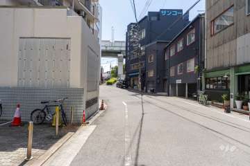 敷地北西側の前面道路（北東側から）