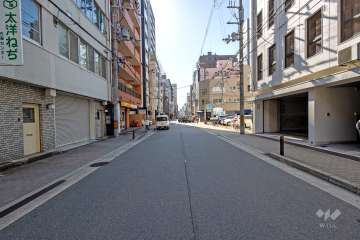 敷地の北側前面道路（西側から）