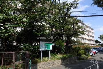 有楽箕面ハイツ6号棟の外観（南西側から）